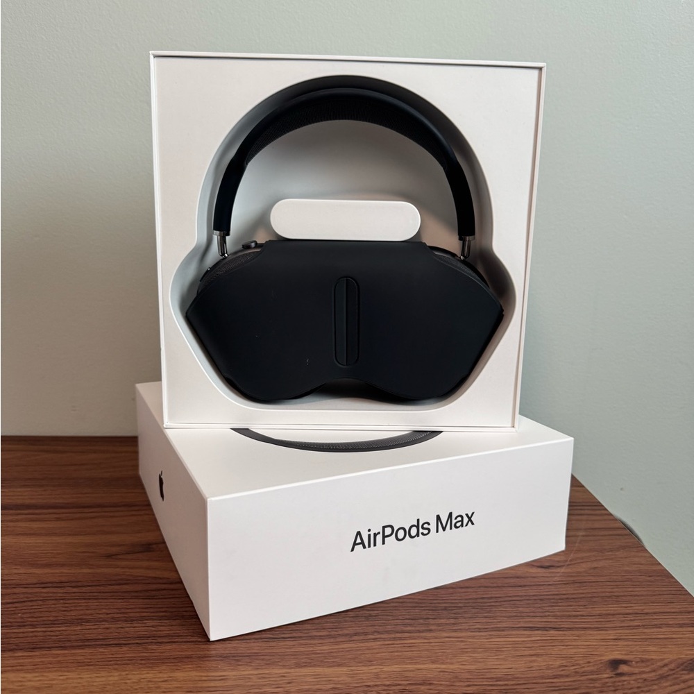 Used but Like New Apple AirPods Max with Smart Case
